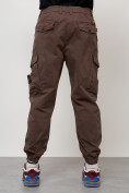 Оптом Джинсы карго мужские с накладными карманами коричневого цвета 2426K в Волгоградке, фото 8