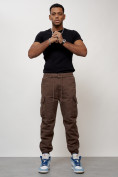 Оптом Джинсы карго мужские с накладными карманами коричневого цвета 2427K в Сочи