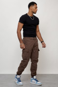 Оптом Джинсы карго мужские с накладными карманами коричневого цвета 2427K в Волгоградке, фото 10