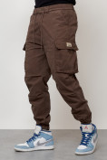 Оптом Джинсы карго мужские с накладными карманами коричневого цвета 2427K во Владивостоке, фото 5