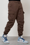 Оптом Джинсы карго мужские с накладными карманами коричневого цвета 2427K в Омске, фото 6