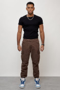 Оптом Джинсы карго мужские с накладными карманами коричневого цвета 2427K в Казани, фото 8