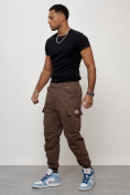 Оптом Джинсы карго мужские с накладными карманами коричневого цвета 2427K в Кемерово, фото 9