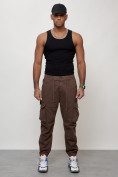 Оптом Джинсы карго мужские с накладными карманами коричневого цвета 2428K в Омске