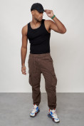 Оптом Джинсы карго мужские с накладными карманами коричневого цвета 2428K, фото 11