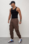 Оптом Джинсы карго мужские с накладными карманами коричневого цвета 2428K в Ульяновске, фото 2