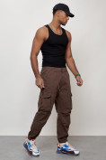 Оптом Джинсы карго мужские с накладными карманами коричневого цвета 2428K в Казани, фото 3