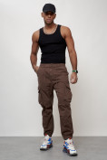 Оптом Джинсы карго мужские с накладными карманами коричневого цвета 2428K в Уфе, фото 9