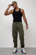Оптом Джинсы карго мужские с накладными карманами цвета хаки 2428Kh в Омске, фото 12