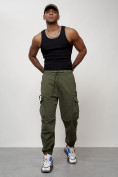 Оптом Джинсы карго мужские с накладными карманами цвета хаки 2428Kh в Самаре, фото 9