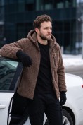 Оптом Толстовка мужская плюшевая с капюшоном на флисовой подкладке коричневого цвета 2627-1K