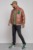 Оптом Куртка из экокожи мужская на резинке коричневого цвета 28115K в Перми, фото 2