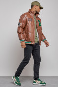 Оптом Куртка из экокожи мужская на резинке коричневого цвета 28115K в Волгоградке, фото 3