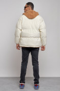 Оптом Плюшевая куртка мужская с капюшоном молодежная бежевого цвета 28117B в Казани, фото 4