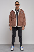 Оптом Плюшевая куртка мужская с капюшоном молодежная коричневого цвета 28117K в Сочи