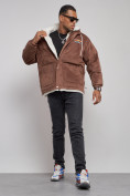 Оптом Плюшевая куртка мужская с капюшоном молодежная коричневого цвета 28117K в Екатеринбурге, фото 13