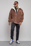 Оптом Плюшевая куртка мужская с капюшоном молодежная коричневого цвета 28117K в Оренбурге, фото 14