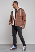 Оптом Плюшевая куртка мужская с капюшоном молодежная коричневого цвета 28117K в Сочи, фото 2