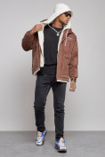 Оптом Плюшевая куртка мужская с капюшоном молодежная коричневого цвета 28117K в Нижнем Новгороде, фото 5