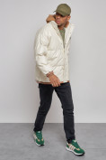 Оптом Куртка из экокожи мужская с плюшевым капюшон бежевого цвета 28132B в Санкт-Петербурге, фото 11