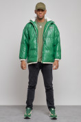Оптом Куртка из экокожи мужская с плюшевым капюшон зеленого цвета 28132Z в Волгоградке