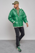 Оптом Куртка из экокожи мужская с плюшевым капюшон зеленого цвета 28132Z в Волгоградке, фото 10