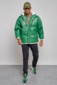 Оптом Куртка из экокожи мужская с плюшевым капюшон зеленого цвета 28132Z в  Красноярске, фото 11