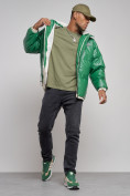 Оптом Куртка из экокожи мужская с плюшевым капюшон зеленого цвета 28132Z, фото 12