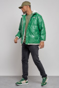 Оптом Куртка из экокожи мужская с плюшевым капюшон зеленого цвета 28132Z в Омске, фото 2