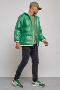 Оптом Куртка из экокожи мужская с плюшевым капюшон зеленого цвета 28132Z в Челябинске, фото 3