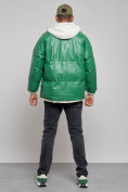 Оптом Куртка из экокожи мужская с плюшевым капюшон зеленого цвета 28132Z в Новосибирске, фото 4