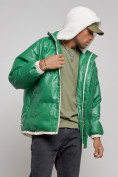 Оптом Куртка из экокожи мужская с плюшевым капюшон зеленого цвета 28132Z в Казани, фото 6