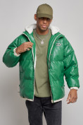 Оптом Куртка из экокожи мужская с плюшевым капюшон зеленого цвета 28132Z в Перми, фото 7