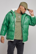 Оптом Куртка из экокожи мужская с плюшевым капюшон зеленого цвета 28132Z в Сочи, фото 8