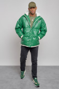 Оптом Куртка из экокожи мужская с плюшевым капюшон зеленого цвета 28132Z в Новосибирске, фото 9