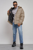 Оптом Куртка спортивная болоньевая мужская зимняя с капюшоном бежевого цвета 3111B в Барнауле, фото 11