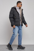 Оптом Куртка спортивная болоньевая мужская зимняя с капюшоном черного цвета 3111Ch в Екатеринбурге, фото 3