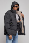 Оптом Куртка спортивная болоньевая мужская зимняя с капюшоном черного цвета 3111Ch в Санкт-Петербурге, фото 6