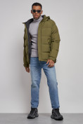 Оптом Куртка спортивная болоньевая мужская зимняя с капюшоном цвета хаки 3111Kh в Сочи, фото 13