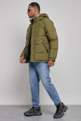 Оптом Куртка спортивная болоньевая мужская зимняя с капюшоном цвета хаки 3111Kh в Саратове, фото 2