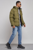 Оптом Куртка спортивная болоньевая мужская зимняя с капюшоном цвета хаки 3111Kh в Саратове, фото 3