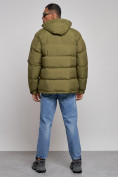 Оптом Куртка спортивная болоньевая мужская зимняя с капюшоном цвета хаки 3111Kh в Саратове, фото 4