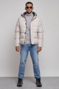 Оптом Куртка спортивная болоньевая мужская зимняя с капюшоном светло-бежевого цвета 3111SB в Волгоградке