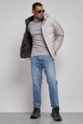Оптом Куртка спортивная болоньевая мужская зимняя с капюшоном светло-бежевого цвета 3111SB в Перми, фото 13