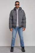 Оптом Куртка спортивная болоньевая мужская зимняя с капюшоном серого цвета 3111Sr