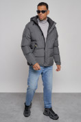 Оптом Куртка спортивная болоньевая мужская зимняя с капюшоном серого цвета 3111Sr в Волгоградке, фото 10