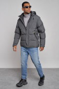 Оптом Куртка спортивная болоньевая мужская зимняя с капюшоном серого цвета 3111Sr в Омске, фото 11