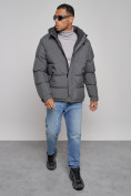 Оптом Куртка спортивная болоньевая мужская зимняя с капюшоном серого цвета 3111Sr в Перми, фото 12