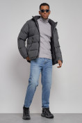 Оптом Куртка спортивная болоньевая мужская зимняя с капюшоном серого цвета 3111Sr в Волгоградке, фото 13