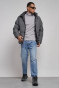 Оптом Куртка спортивная болоньевая мужская зимняя с капюшоном серого цвета 3111Sr в Саратове, фото 15